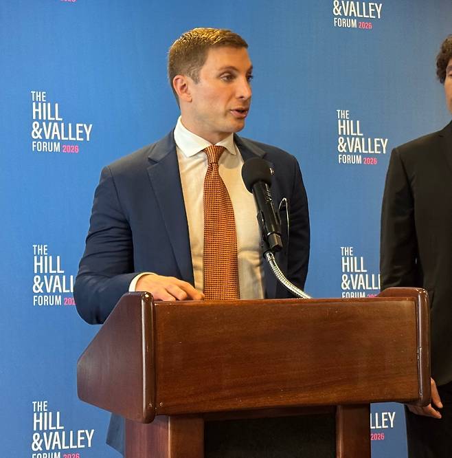 제이콥 헬버그 미 국무부 경제 성장·에너지 담당 차관이 23일 워싱턴 DC의 '내셔널 프레스 클럽'에서 열린 기자회견에서 발언을 하고 있다. /워싱턴=김은중 특파원