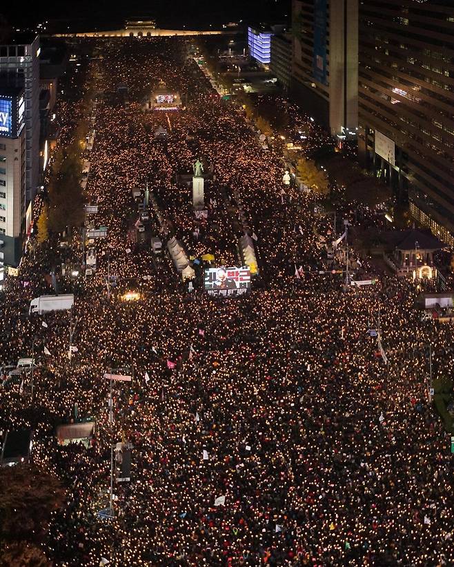 2016년 11월 12일 최순실 국정농단 사태에 항의하고 박근혜 대통령 퇴진을 요구하는 민중총궐기 참가 시민들이 광화문 일대를 가득 메우고 있다. / 고운호 기자