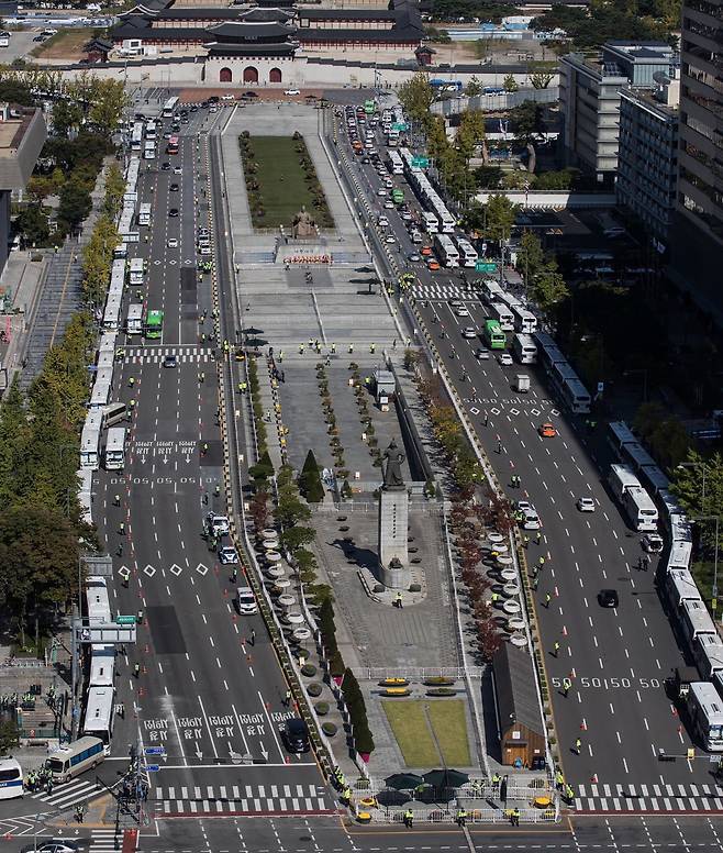 2020년 10월 9일 한글날, 코로나19 확산 우려로 서울 도심 대규모 집회가 금지된 가운데 서울 광화문 일대에 경찰 차벽과 펜스가 설치돼 있다. 개천절에 이어 불법 집회 가능성에 대비한 통제로 도심은 이례적으로 한산한 모습을 보이고 있다. / 고운호 기자