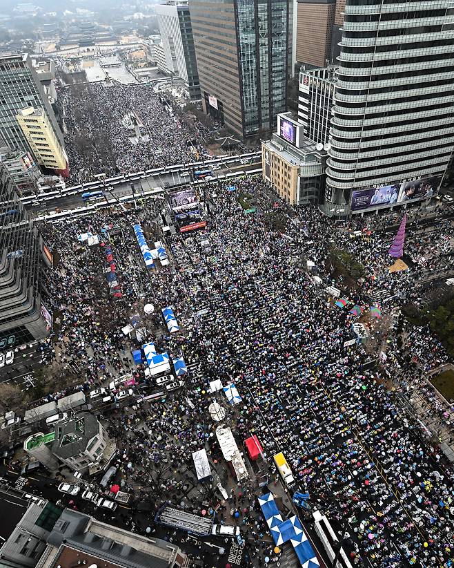 2025년 3월 1일 서울 광화문 세종대로에서 윤석열 대통령 탄핵 반대 집회가 열리고 있다. 106주년 3·1절을 맞아 열린 이날 집회에서 참가자들은 탄핵 기각을 촉구했고, 경찰은 찬반 집회 분리를 위해 경찰버스와 경력을 배치했다.  / 고운호 기자