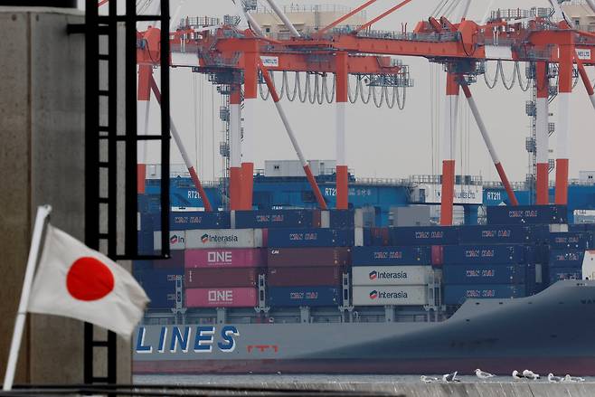 지난 달 16일 일본 도쿄의 한 산업항에서 화물 컨테이너들이 쌓여있다. /로이터 연합뉴스