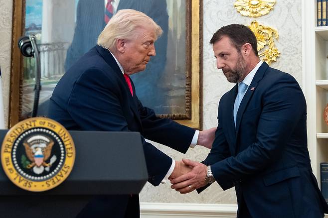 24일(현지 시각) 워싱턴 백악관 오벌 오피스에서 열린 취임식에서 도널드 트럼프 대통령이 마크웨인 멀린 국토안보부 장관과 악수하고 있다./AP 연합뉴스