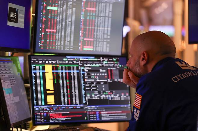 2일 (현지시각) 미국 뉴욕에서 개장 후 뉴욕 증권거래소 장내에서 한 트레이더가 모니터를 응시하고 있다./ EPA 연합뉴스