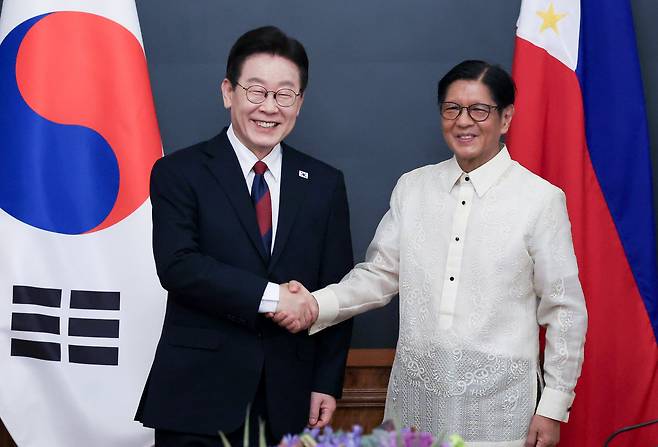 이재명 대통령과 페르디난드 마르코스 필리핀 대통령이 3일 필리핀 마닐라 말라카냥궁에서 정상회담에 앞서 악수하고 있다. /연합뉴스