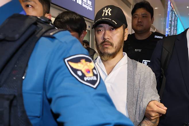 필리핀에서 교민 3명 살해, 탈옥, 국내 마약 유통 등을 일삼으며 '마약왕'으로 불리던 박왕열 씨가 25일 인천국제공항을 통해 국내로 송환되고 있다. /연합뉴스