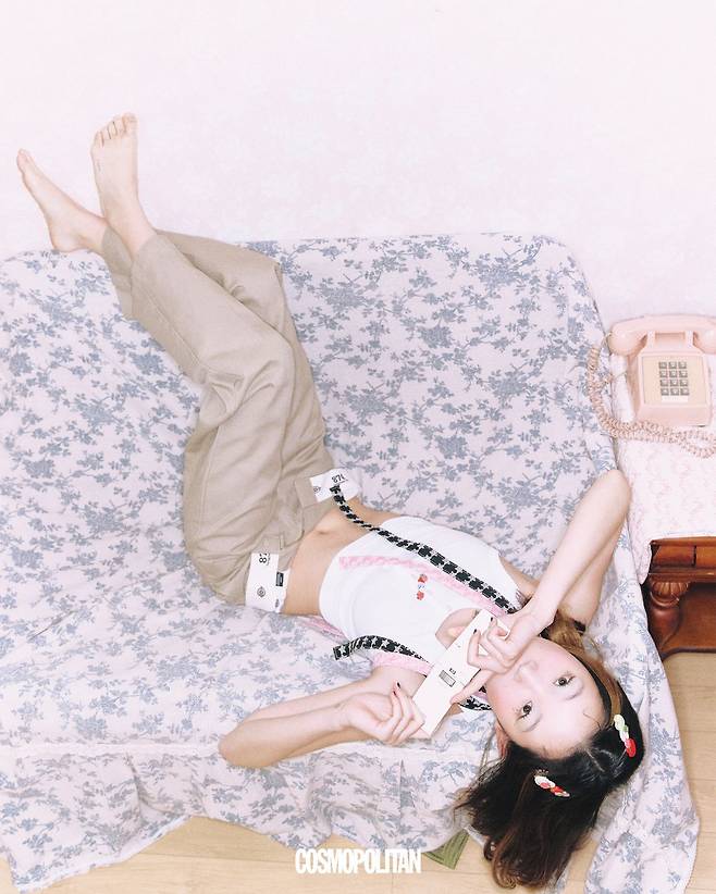 슬리브리스 톱 73만원 Dolce&Gabbana. 치노 팬츠 5만9천원 Dickies. 로고 목걸이 가격미정 Loewe. 별 패턴 스트랩 각각 7만9천원 모두 Minjiena. 헤어핀 에디터 소장품.