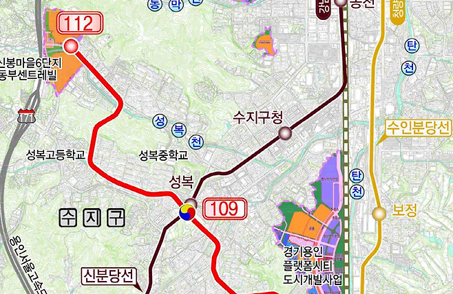 제2차 경기도 도시철도망 구축계획에 따른 동백신봉선 노선. 신봉동 일부 주민들은 노선 사업성을 높이기 성복동을 지나는 대신 성복천 북쪽을 지나야한다고 주장하고 있다. ⓒ경기도