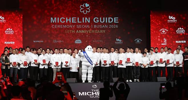 5일 부산 해운대구 시그니엘 부산에서 열린 미쉐린 가이드 세리머니 서울&부산 2026 행사에서 별을 받은 셰프들이 기념 촬영을 하고 있다. 부산=뉴스1