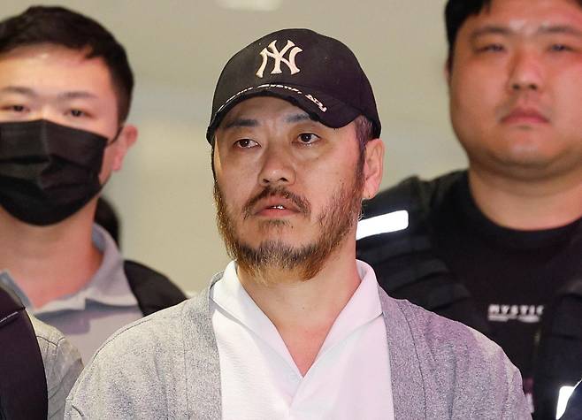 필리핀에서 복역 중이던 이른바 ‘마약왕’ 박왕열(48)이 25일 한국으로 송환, 인천국제공항에서 이송되고 있다. 뉴스1