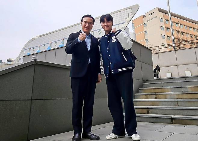 임태희 경기도교육감이 의대·한의대·약대에 모두 합격하고도 서울대 사범대를 선택한 유하진 씨와 만났다. 임 교육감 페이스북 캡처