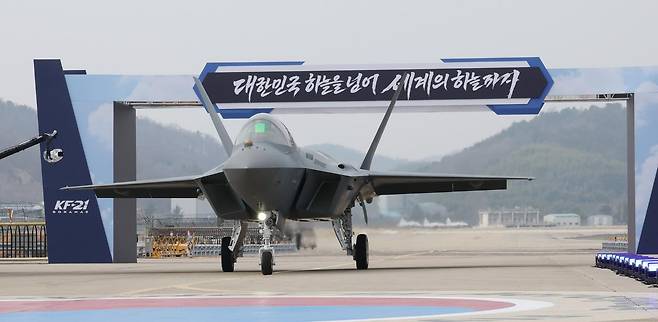 25일 경남 사천시 한국항공우주산업에서 KF-21 양산 1호기가 공개되고 있다. 사천=청와대사진기자단