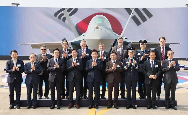 이재명 대통령이 25일 오후 경남 사천시 KAI(한국항공우주)에서 열린 KF-21 양산 1호기 출고식을 마치고 기념사진을 찍고 있다. 사천= 청와대사진기자단
