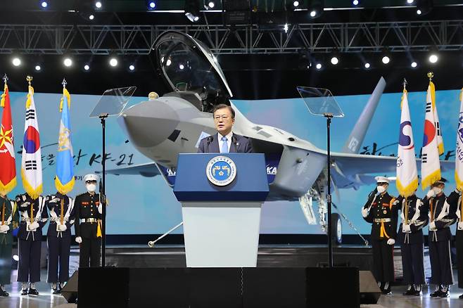 문재인 대통령이 21년 4월 9일 경남 사천시 한국항공우주산업(KAI) 고정익동에서 열린 한국형 전투기 보라매(KF-21) 시제기 출고식에서 기념 연설을 하고 있다. 사천=청와대사진기자단