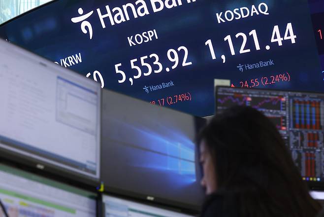 서울 중구 하나은행 딜링룸 전광판에 지수가 표시돼 있다. 2026.03.24 서울=뉴시스