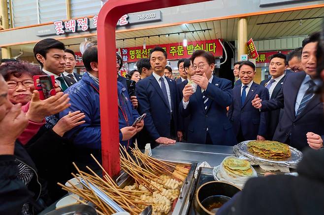 25일 이재명 대통령이 진주중앙시장을 방문했다. 청와대 제공