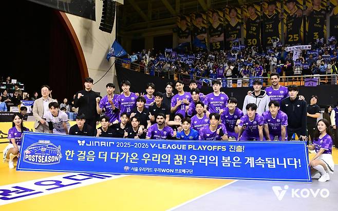 우리카드 선수단이 25일 열린 KB손해보험과의 2025~2026시즌 V리그 준플레이오프 단판승부에서 3-0으로 승리한 뒤 기념촬영을 하고 있다. KOVO 제공