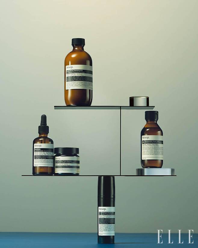 (위에서부터) 젠틀 페이셜 클렌징 밀크, 100ml 4만5천원, 200ml 6만9천원. 레졸루트 페이셜 컨센트레이트, 25ml 14만6천원, 60ml 24만원. 시킹 사일런스 페이셜 하이드레이터, 7만9천원. 이매큘레이트 페이셜 토닉, 6만9천원. 프로텍티브 페이셜 로션 SPF 50+, 8만3천원, 모두 Aēsop.
