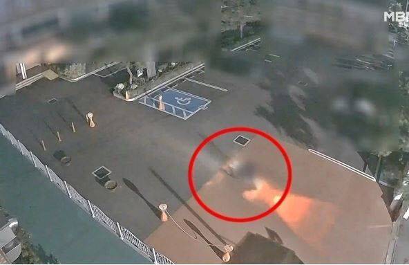 지난 2023년 10월 당시 중학생이던 윤모씨가 40대 피해 여성을 오토바이에 태워 충남 논산의 한 초등학교 운동장으로 들어가고 있는 모습. /사진=MBN