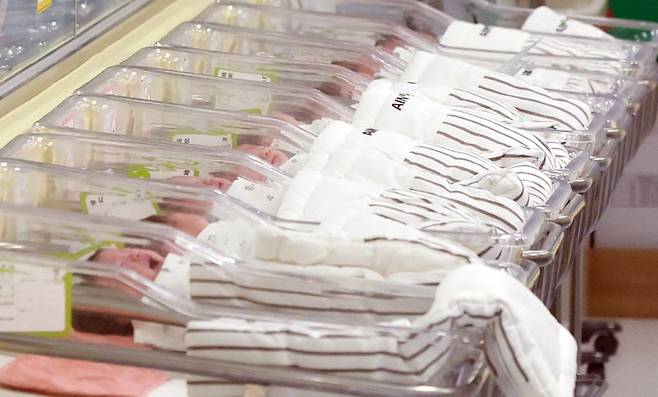 지난해 인천 미추홀구 아인병원에서 간호사가 신생아를 돌보고 있다. 뉴스1