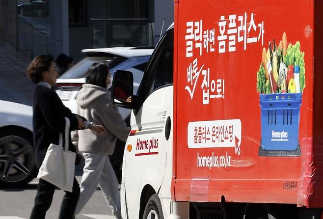 서울 시내 한 홈플러스 매장 앞으로 홈플러스 트럭이 지나가고 있다. 뉴시스