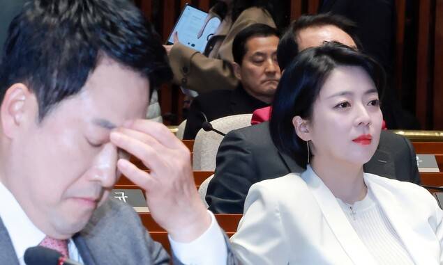 장동혁 국민의힘 대표가 9일 국회에서 열린 의원총회에 참석해 송언석 원내대표 발언을 듣고 있다. 장 대표 오른쪽은 서울시당위원장인 배현진 의원. 연합뉴스