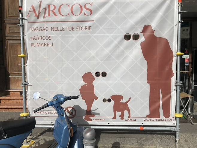 볼로냐의 한 공사장(2022). 아이와 개, 그리고 ‘우마렐’이 구경할 수 있는 구멍을 뚫어 놓았다. 위키미디어 코먼스