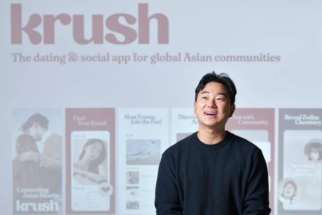 문경신 큐릴레이션 대표가 서울 세종로 한국일보사에서 인터뷰를 하며 아시아인들의 데이트 앱 '크러시'에 대해 설명하고 있다. 임지훈 인턴기자