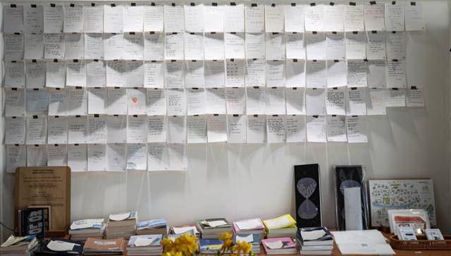 책방 잇다 방문객들이 남기고 간 필사 노트로 장식한 벽면.