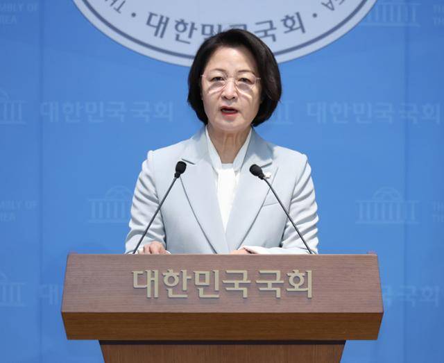 지방선거 더불어민주당 경기도지사 본 경선 후보에 오른 추미애 국회 법제사법위원회 위원장이 23일 서울 여의도 국회 소통관에서 법사위원장 사퇴 기자회견을 하고 있다. 뉴시스