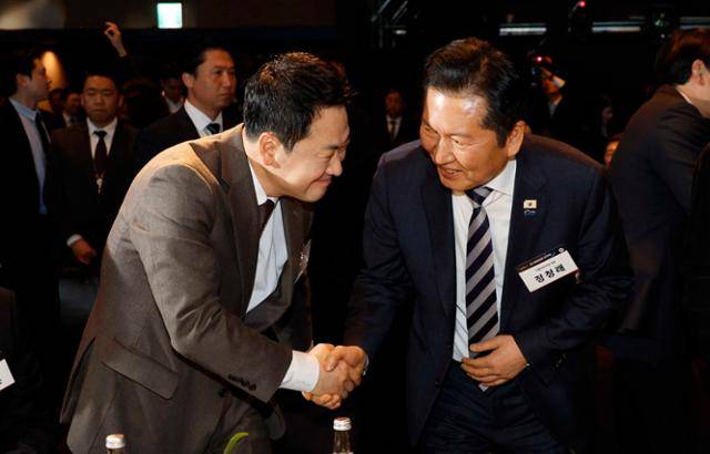 정청래 더불어민주당 대표와 장동혁 국민의힘 대표가 24일 서울 장충동 신라호텔에서 열린 매일경제 창간 60주년 기념 비전코리아 국민보고대회에서 인사를 하고 있다. 뉴시스