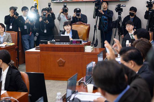 25일 서울 여의도 국회에서 열린 제433회 국회(임시회) 윤석열 정권 정치검찰 조작기소 의혹 사건 진상규명 국정조사특별위원회 제2차 전체회의에서 국민의힘 위원들이 서영교 위원장에게 토론 신청을 하고 있다. 뉴스1