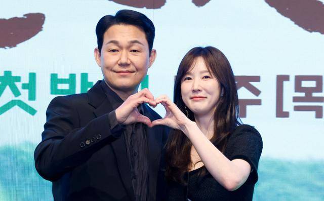 배우 박성웅(왼쪽), 이수경이 25일 서울 구로구 더세인트에서 열린 KBS2 새 드라마 '심우면 연리리' 제작발표회에서 포즈를 취하고 있다. 뉴시스