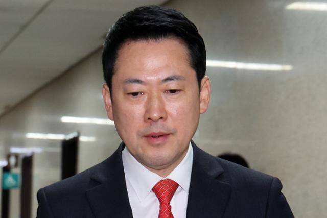 장동혁 국민의힘 대표가 25일 서울 여의도 국회 당대표실에서 원내대표실로 발걸음을 옮기고 있다. 뉴스1