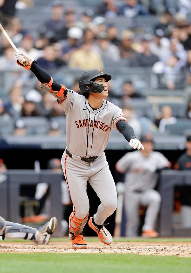 메이저리그(MLB) 데뷔 3년 차를 맞이한 이정후(28·샌프란시스코 자이언츠)가 개막 시리즈부터 '악의 제국' 뉴욕 양키스를 마운드를 상대한다. 지난해 좋은 기억이 있다.&nbsp;이정후가 14일(한국시간) 뉴욕 원정에서 열린 양키스와 경기에서 4회 솔로 홈런을 날린 뒤 타구를 바라보고 있다. AFP=연합뉴스