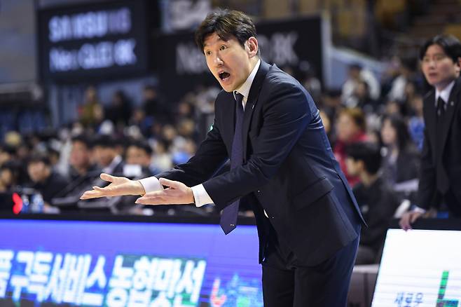 올해 외국인 선수와 아시아쿼터 문제로 고심이 깊은 양동근 현대모비스 감독. KBL 제공