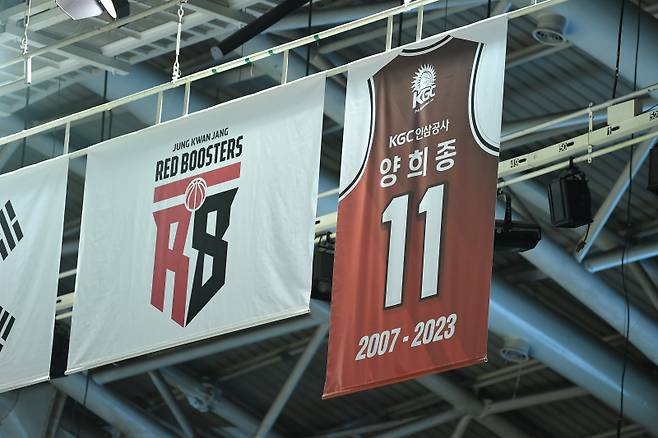 대표적인 원클럽맨인 양희종의 등번호(11번)는 안양 농구단 유일의 영구결번이다. 사진=KBL