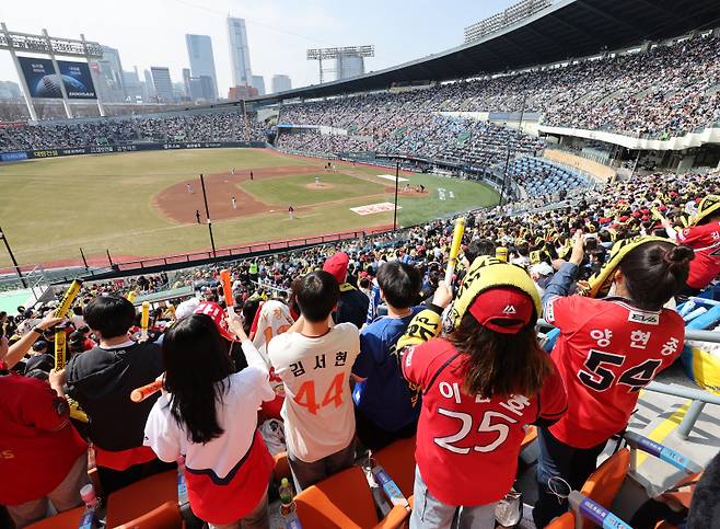 <yonhap photo-4060=""> 시범경기에도 이렇게 많은 관중이 (서울=연합뉴스) 서명곤 기자 = 프로야구 정규리그 개막을 엿새 앞둔 22일 서울 송파구 잠실구장에서 열린 두산 베어스와 KIA 타이거즈의 시범경기에서 관중들이 응원을 하고 있다. 2026.3.22 seephoto@yna.co.kr/2026-03-22 14:39:27/ <저작권자 ⓒ 1980~2026 ㈜연합뉴스. 무단 전재 재배포 금지, AI 학습 및 활용 금지></yonhap>