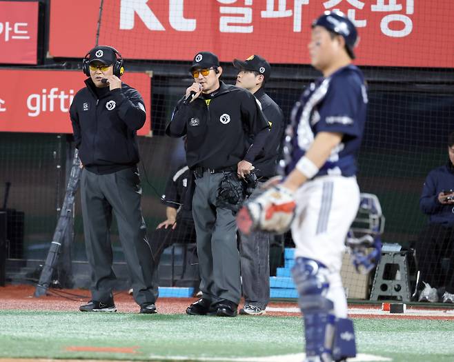 26일 오후 수원 KT위즈파크에서 열린 2025 프로야구 두산과 KT의 경기. 나광남 구심이 2회 KT 배정대 사구 관련 비디오판독 결과를 발표하고있다. 수원=정시종 기자 capa@edaily.co.kr /2025.03.26.