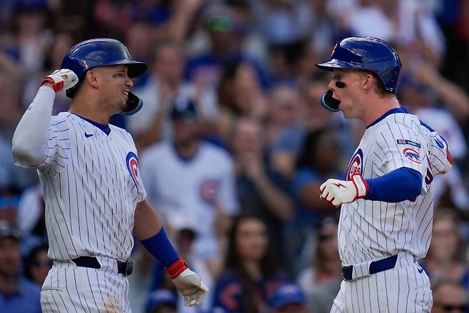 <yonhap photo-4516=""> Chicago Cubs Pete Crow-Armstrong, right, celebrates his home run with Seiya Suzuki (27) during the eighth inning of a baseball game against the St. Louis Cardinals, Saturday, Sept. 27, 2025, in Chicago. (AP Photo/Erin Hooley)/2025-09-28 06:25:05/ <저작권자 ⓒ 1980~2025 ㈜연합뉴스. 무단 전재 재배포 금지, AI 학습 및 활용 금지></yonhap>