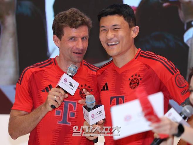 독일 프로축구 분데스리가 FC 바이에른 뮌헨의 김민재, 토마스 뮐러가 2일 오후 서울 영등포구 IFC몰에서 열린 '아우디 써머투어 2024' 행사에 참석해 팬들을 향해 손을 흔들고 있다. 서병수 기자 qudtn@edaily.co.kr /2024.08.02/