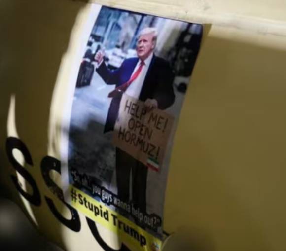 이슬람혁명수비대가 미사일에 붙인 합성 사진에 트럼프 대통령이 "호르무즈 열게 좀 도와줘"라는 문구가 적힌 손팻말을 든 모습이 들어있다. [사진=텔레그램]