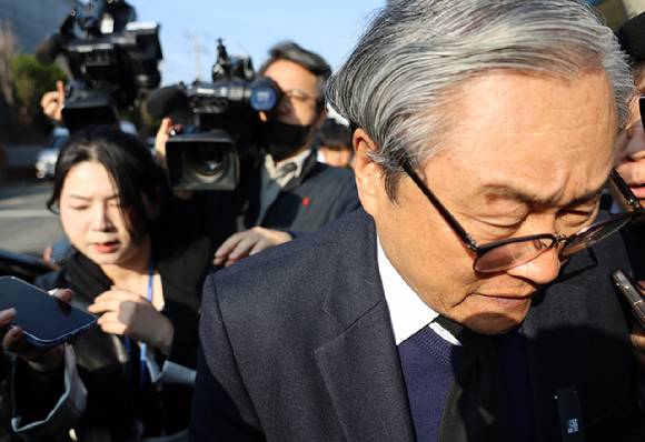 대형 화재로 74명의 사상자가 발생한 대전 안전공업의 손주환 대표이사가 지난 23일 오후 합동 감식과 압수수색이 진행 중인 안전공업 본사를 떠나고 있다. [사진=연합뉴스]