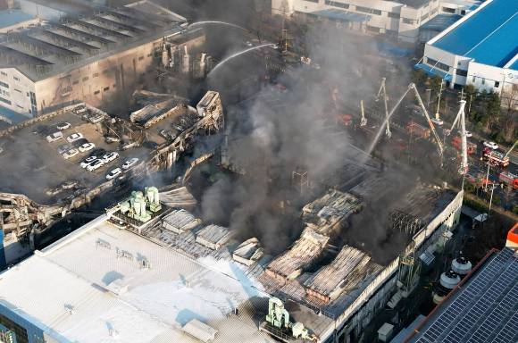 지난 20일 오후 대전 대덕구 문평동 한 자동차부품 제조 공장에서 불이나 소방 당국이 진화에 나서고 있다. [사진=연합뉴스]