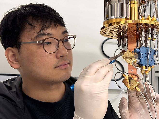 성균관대학교 양자정보공학과 정연욱 교수 연구팀이 TWPA 소자를 측정하는 모습 / 출처=성균관대학교