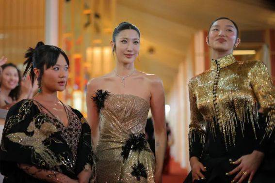 '케이팝 데몬 헌터스'의 주제곡인 ‘Golden(골든)’의 가창자. (왼쪽부터) 레이 아미, 이재, 오드리 누나 / 출처=로이터 연합뉴스