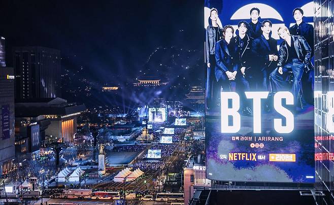 도심 쪽에서 공연이 열린 광화문 방향을 내려다본 사진. 넷플릭스는 BTS 공연 중 인근 전광판 광고를 전부 사들여 일부는 암전, 대부분은 넷플릭스 로고로 채웠다. 사진공동취재단]