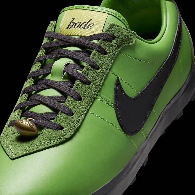 스웨이드와 가죽 소재를 함께 사용해 고급스러움을 살리고, 작은 미식축구 공 모양 참으로 정체성을 표현했다. 사진 나이키