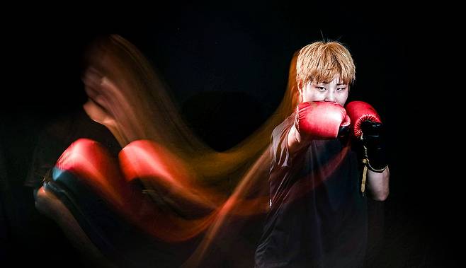 취미로 복싱을 시작한 지 10년 만에 세계 챔피언에 도전하는 신보미레. ‘복싱의 성지’인 미국 뉴욕 매디슨스퀘어가든에서 WBA·IBF·WBO 여자 수퍼페더급 통합 챔피언 알리시아 바움가드너와 타이틀전을 벌인다. 김경록 기자