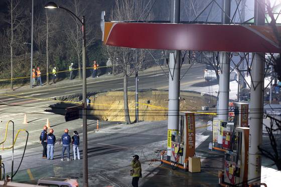 지난해 3월 24일 오후 서울 강동구 대명초등학교 인근 사거리에서 싱크홀(땅 꺼짐) 사고가 발생해 현장이 통제되고 있다. 뉴스1