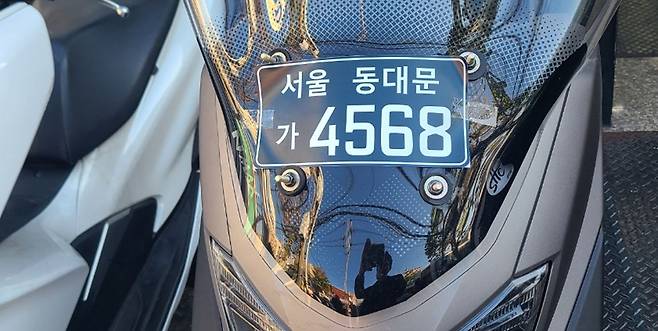 영업용 오토바이 전면번호판 시범사업에 적용된 스티커형 전면번호판. 사진 국토교통부